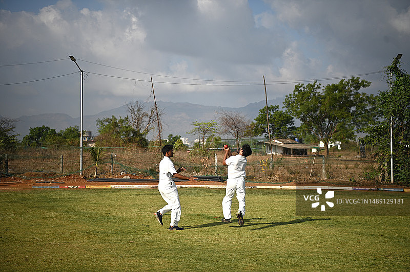 板球比赛中接球的防守队员图片素材