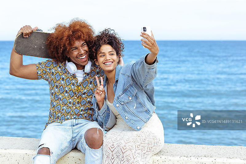 在街上自拍的年轻人图片素材