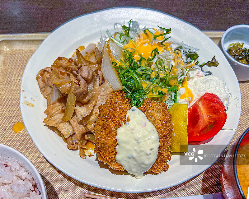 日式猪肉生姜烧和炸牡蛎定食图片素材