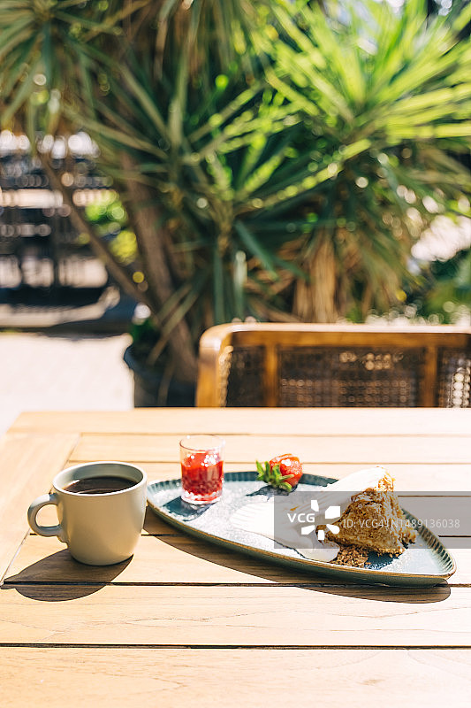 户外咖啡馆木桌上的滤filter咖啡和甜点图片素材