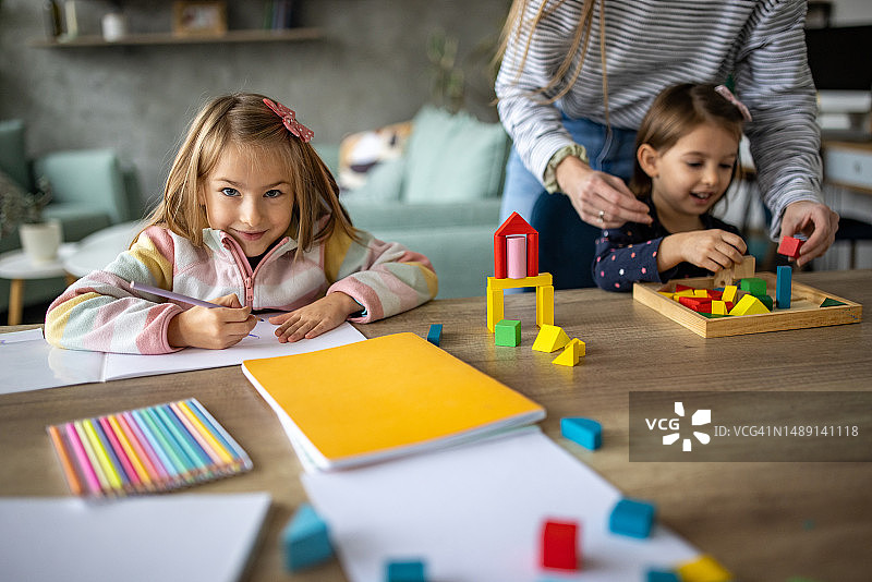 母亲照看玩耍的女儿们图片素材