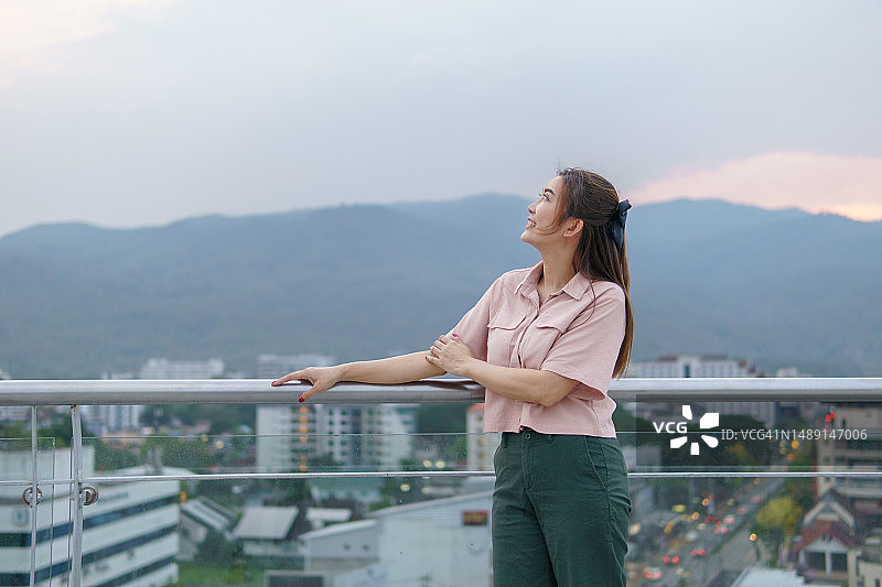 在城市里用科技注重健康的亚洲妇女图片素材