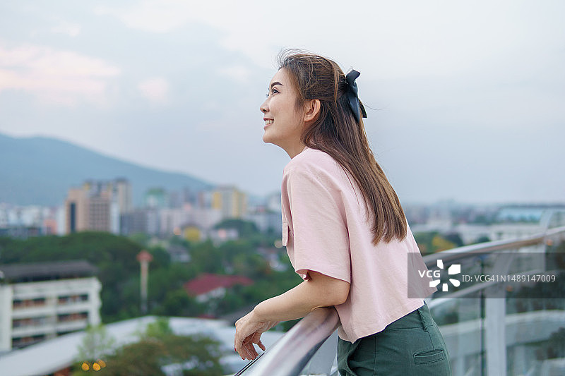 在城市里用科技注重健康的亚洲妇女图片素材