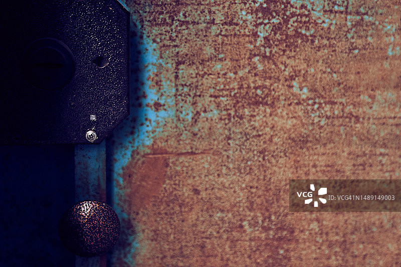 生锈的蓝棕色铁门，棕蓝色金属结构的一部分，带钥匙锁的敞开门，有复制空间图片素材