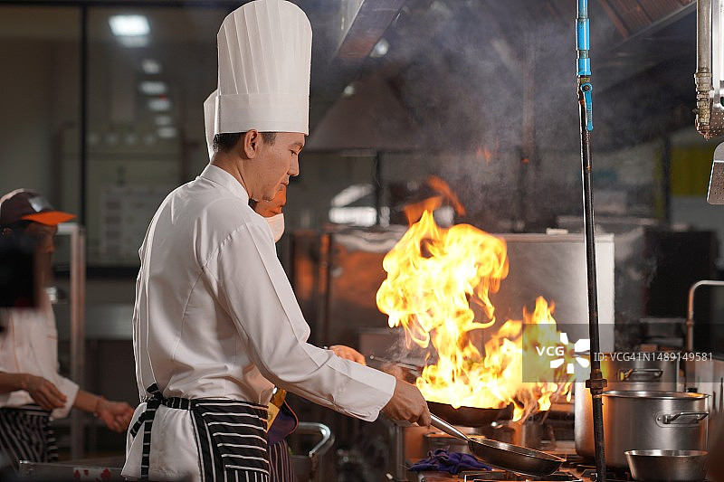 厨师在厨房烹饪图片素材