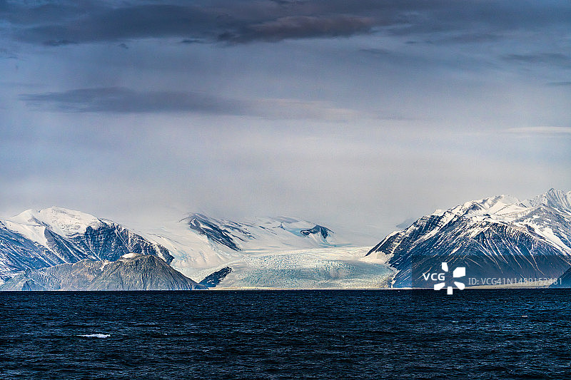 罗伯逊湾冰川雪冰与群山图片素材