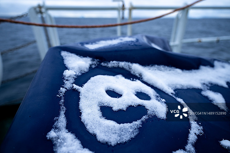 雪地里的笑脸图片素材