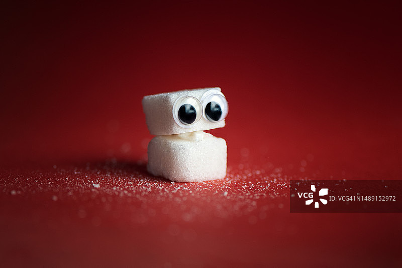 红色背景上的方糖图片素材