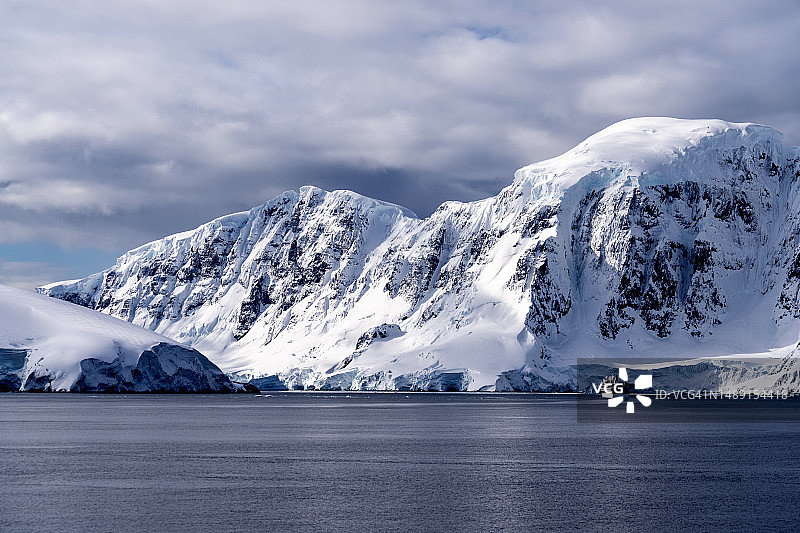 格尔拉什海峡的冰、雪、山脉和冰川图片素材