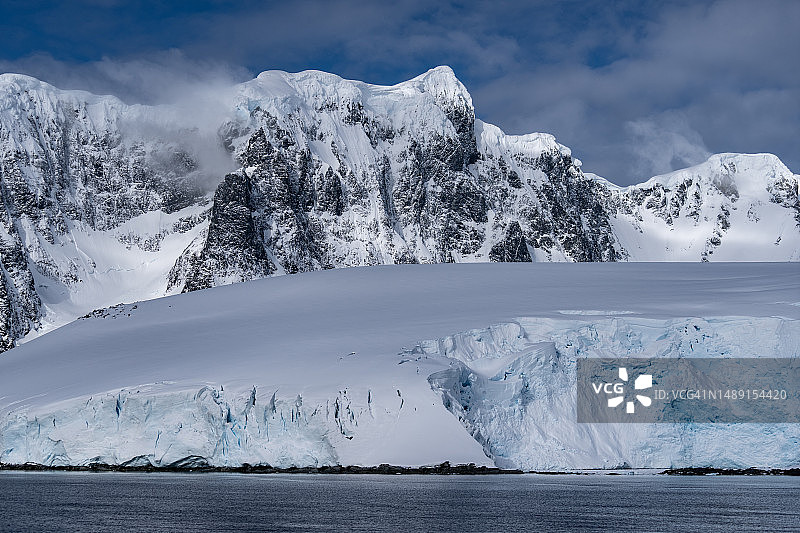 格尔拉什海峡的冰、雪、山脉和冰川图片素材