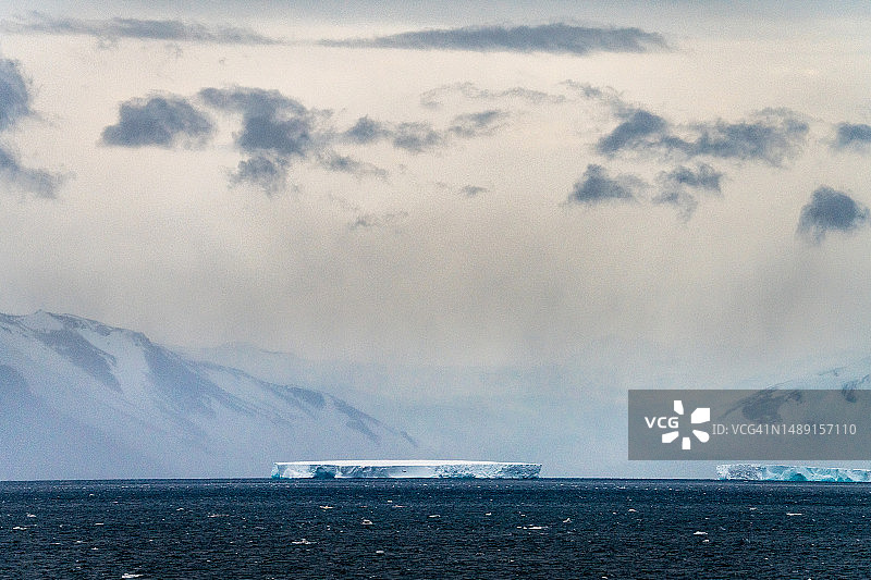阿代尔角附近罗伯逊海峡的冰山图片素材