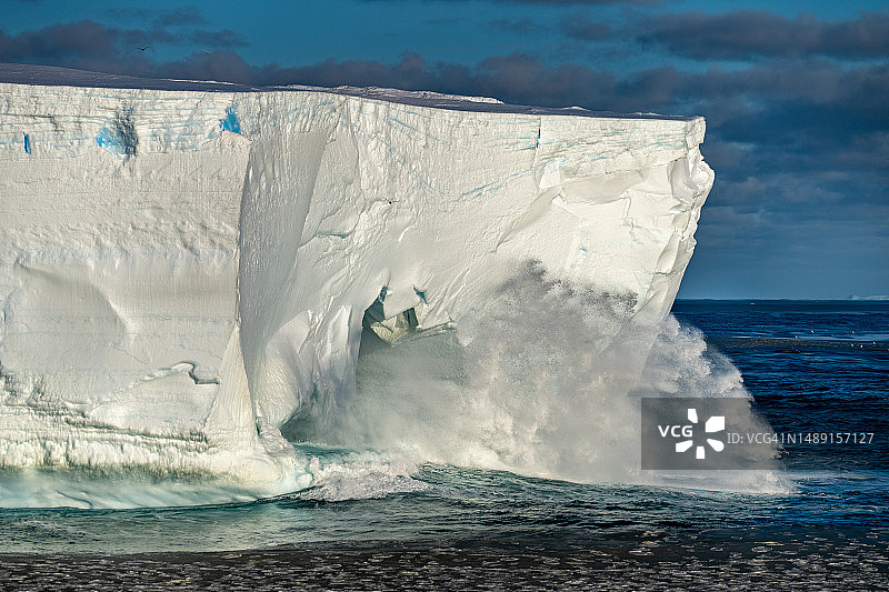 海浪拍打南冰洋冰山图片素材