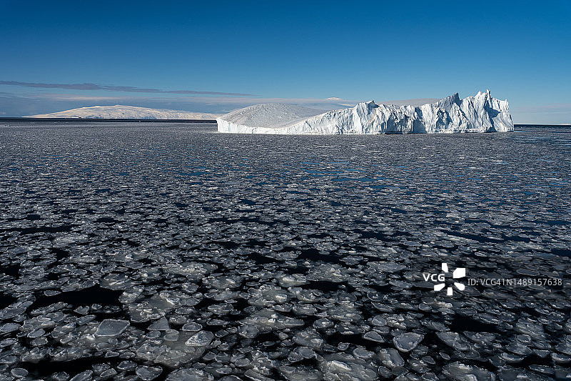 麦克默多海峡的冰山和海冰，远处是埃里伯斯山图片素材