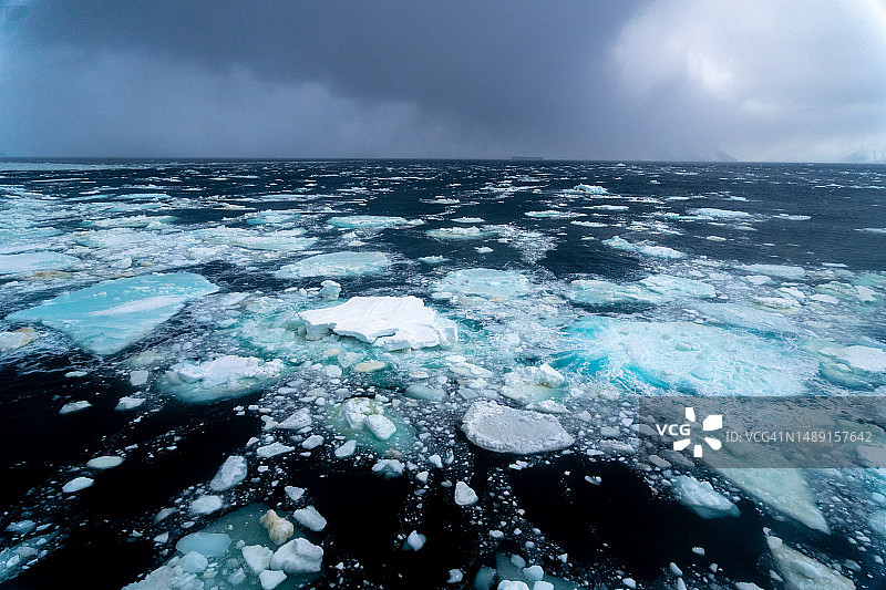 罗伯逊湾的冰与壮丽天空图片素材