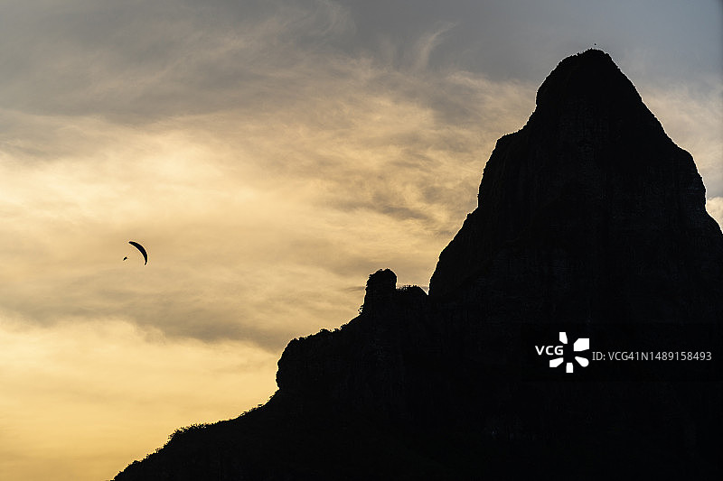 在山峰周围滑翔图片素材
