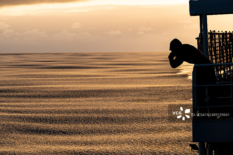 靠在船舷上拍照图片素材