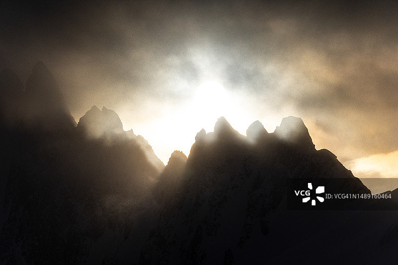 群山之上的日出图片素材