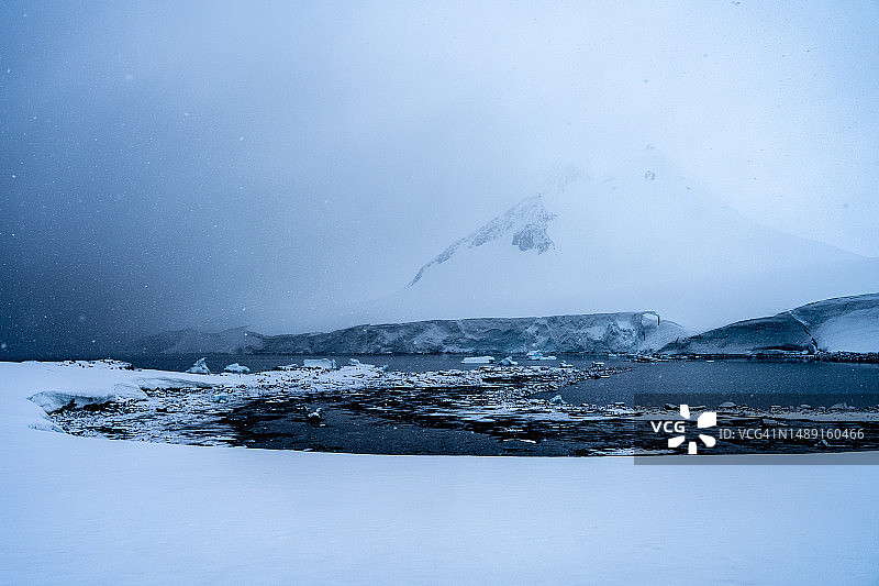 下雪时的达莫伊角和多里安湾图片素材