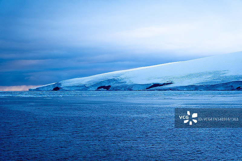 麦克默多海峡的冰面、天空、山脉和水域图片素材