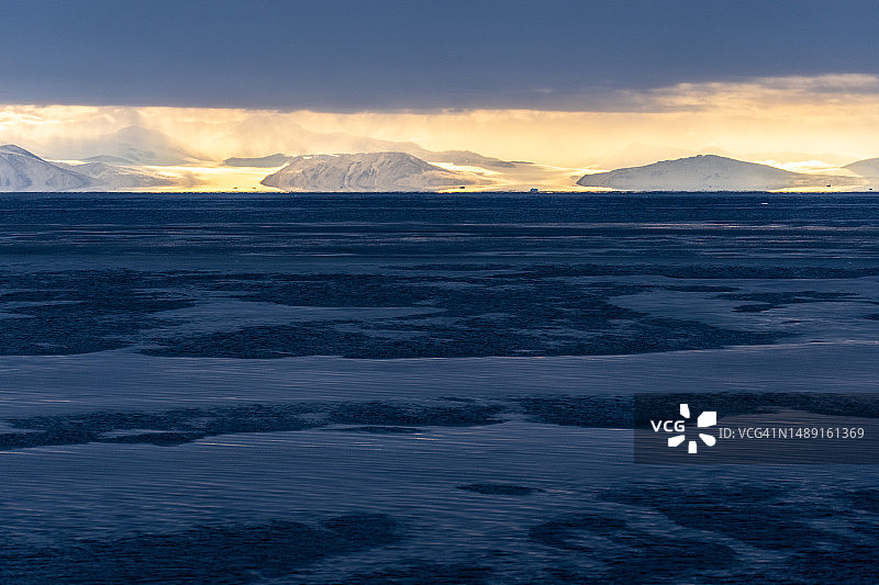 麦克默多海峡的冰、天空、山脉和水，远处是横贯南极山脉图片素材