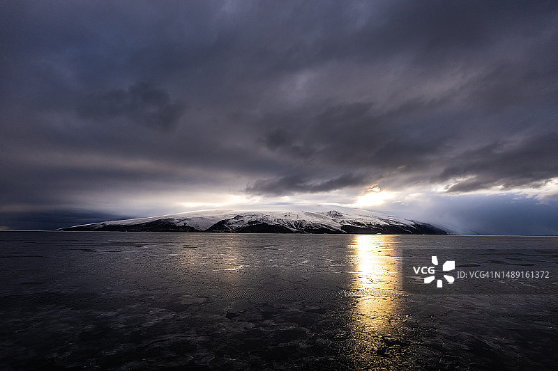 麦克默多海峡的冰面、天空、山脉和水域图片素材
