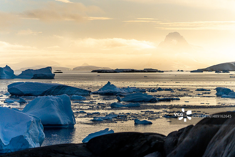 南极半岛的冰山、海洋与天空美景图片素材