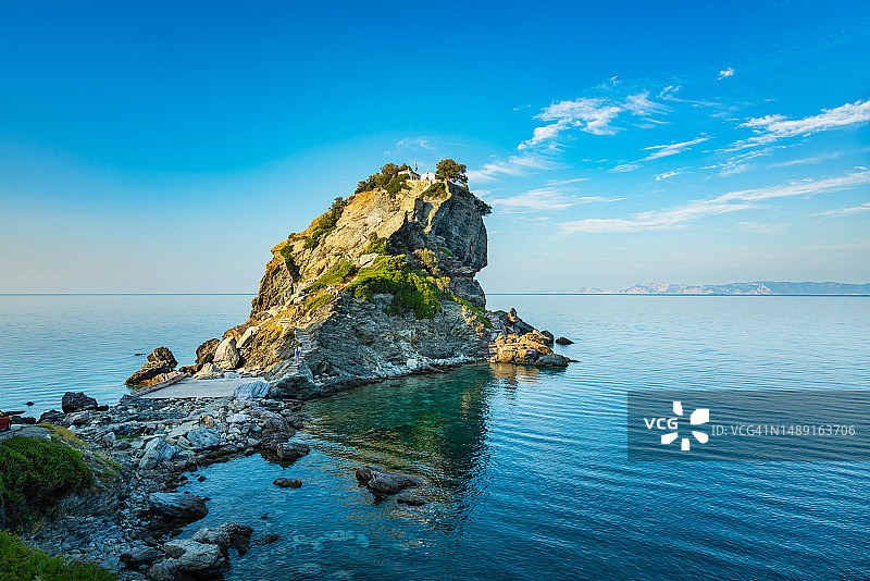 斯科普洛斯岛Agios Ioannis教堂岩石日落景观图片素材