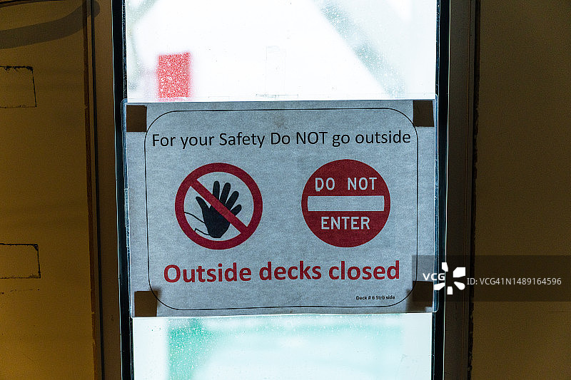 因恶劣天气关闭的甲板标志图片素材