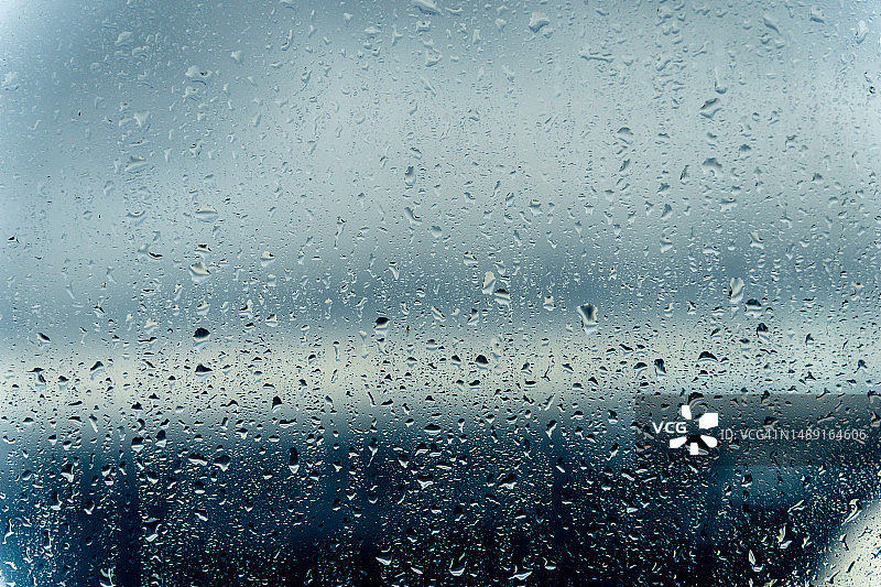 雨滴窗外图片素材