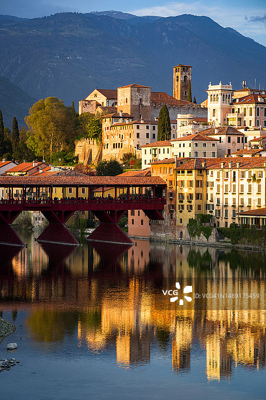 日落时分的巴萨诺德尔格拉帕中世纪小镇图片素材