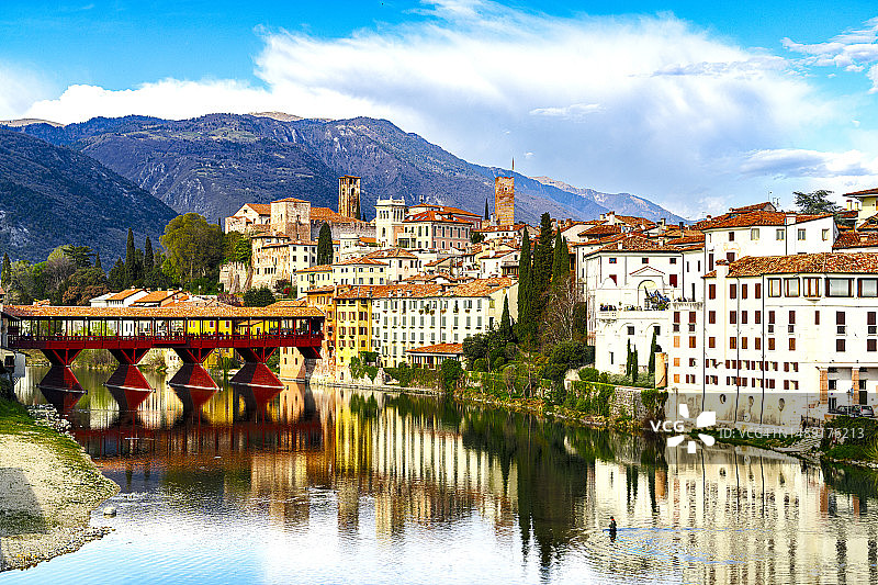 威尼托大区巴萨诺-德尔格拉帕的春天古镇图片素材