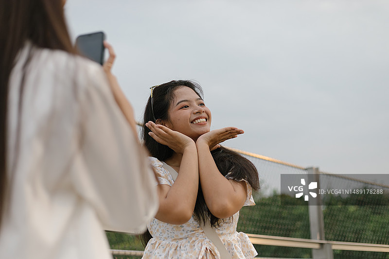 摆姿势打电话的女人图片素材