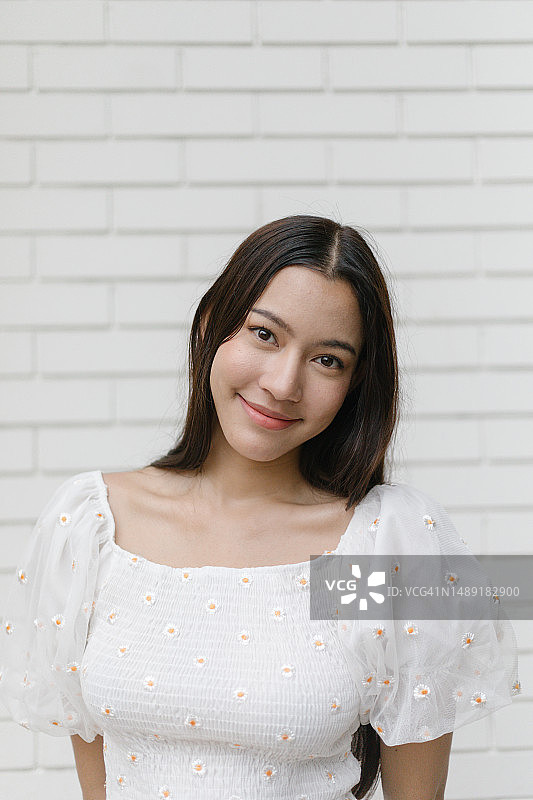 穿着白色上衣的时尚人士图片素材