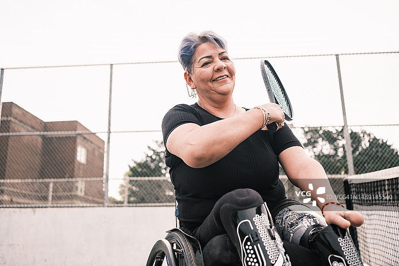 残疾拉丁裔女性在户外练习网球图片素材
