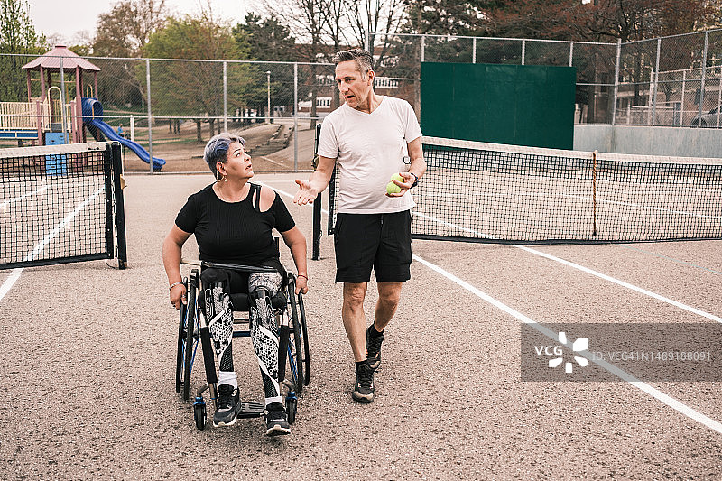 拉丁裔女性与教练练习轮椅网球图片素材