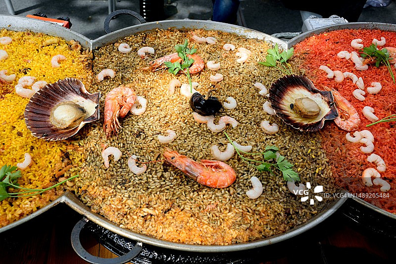 在西班牙海鲜饭锅中煮饭图片素材