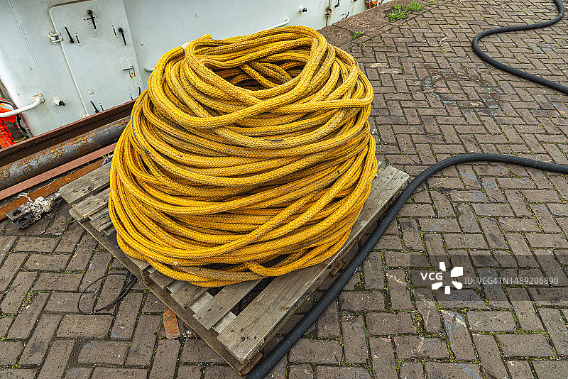 木托盘上的系泊绳图片素材