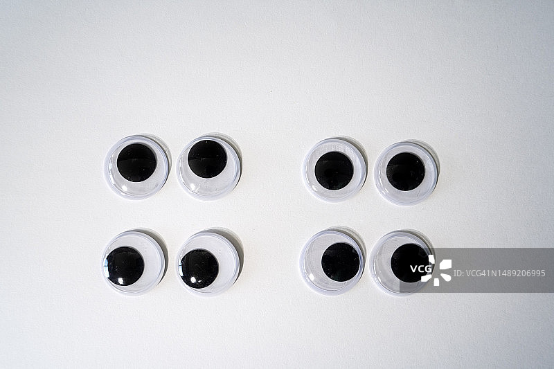 白色背景上的玩具眼睛图片素材