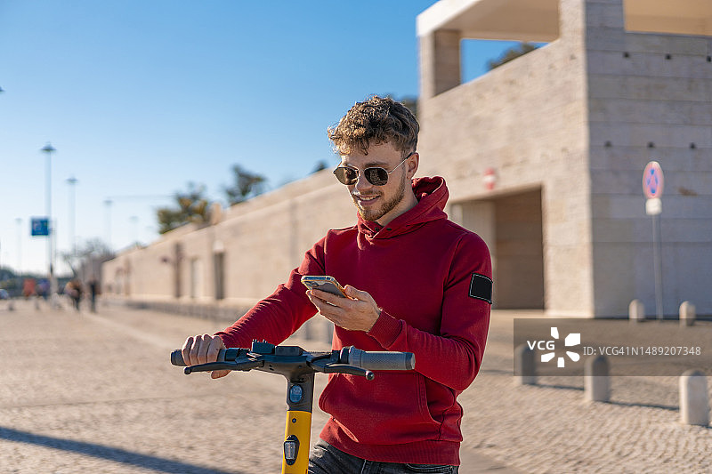 游客骑电动滑板车图片素材