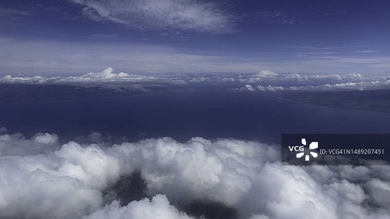 从哈莱亚卡拉国家公园峰顶俯瞰夏威夷东部岛屿图片素材