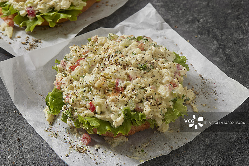 奶油开放式鸡蛋沙拉三明治图片素材