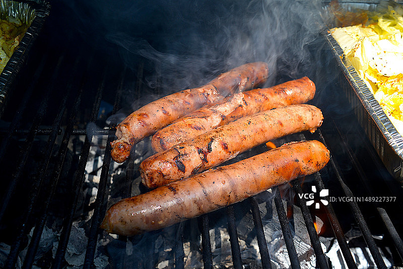 烧烤架上的意大利香肠图片素材