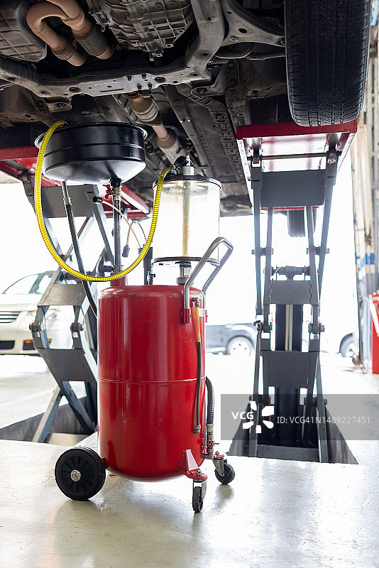 汽车维修店更换机油图片素材