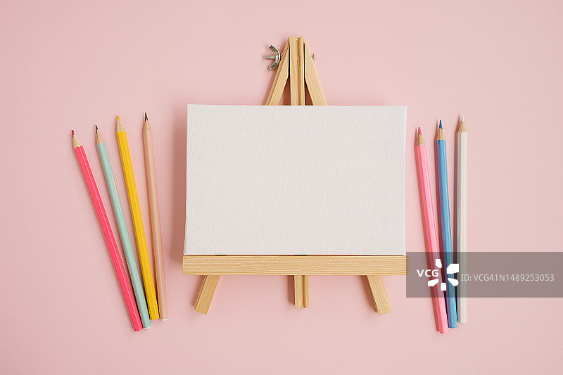 创意学习概念：画架、画布、蜡笔和眼镜图片素材