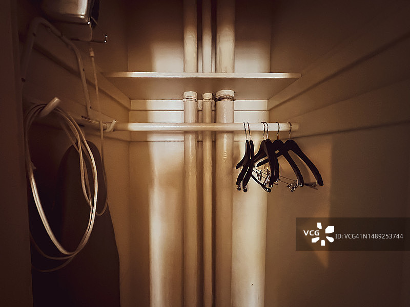 酒店客房内的衣柜图片素材