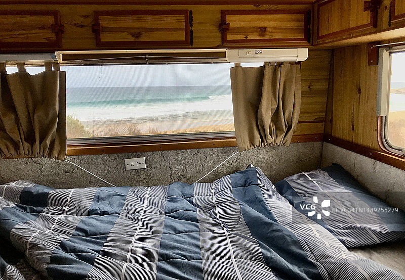 从旅行车窗户向外看海景图片素材