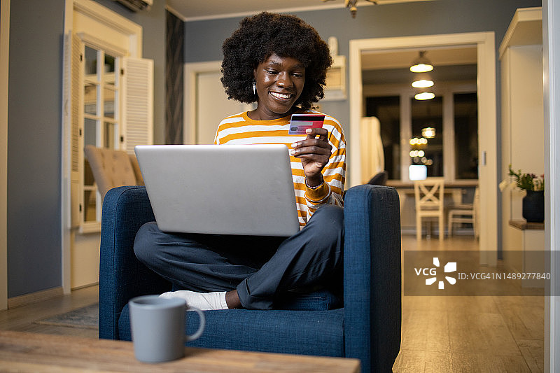 一个女人用信用卡在网上购物图片素材