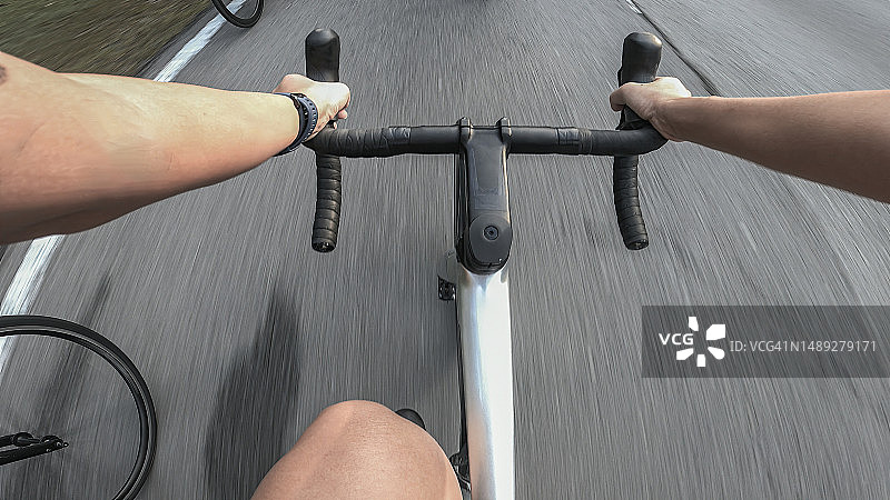 中国女自行车手参加自行车比赛的视角图片素材