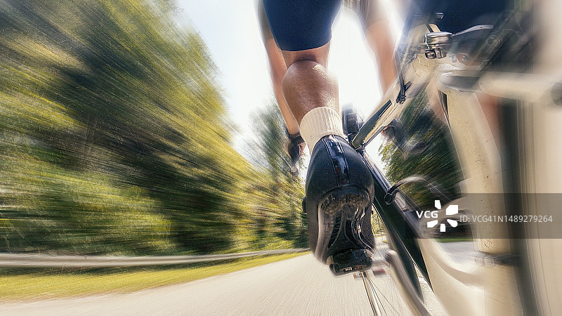 中国男子在乡村骑自行车的视角图片素材
