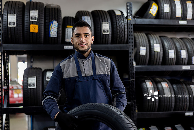 员工在轮胎厂工作图片素材